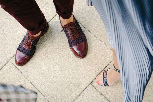 Comment assortir des chaussures en toile avec des tenues formelles pour un look décontracté mais chic?